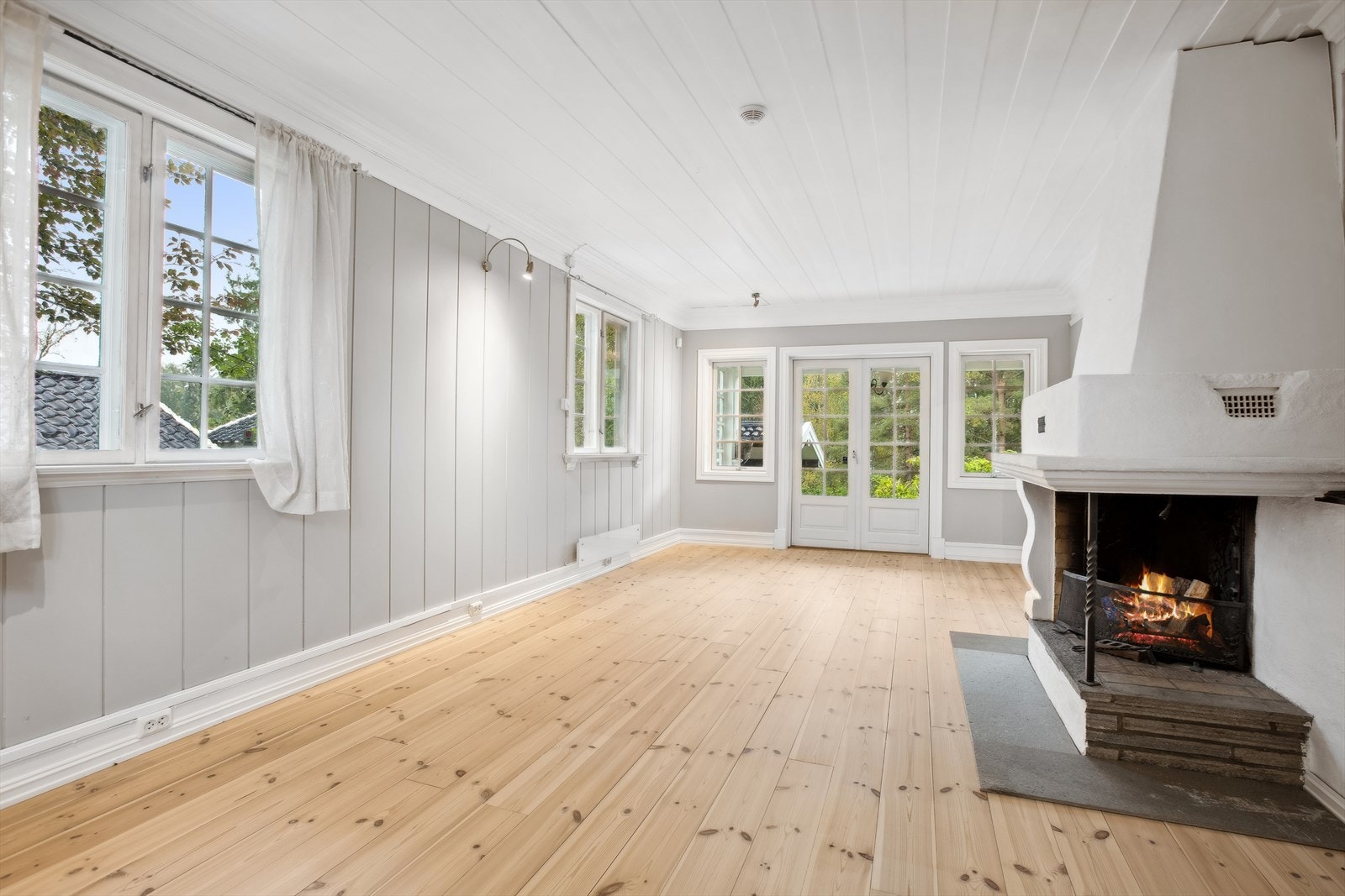 Store vindusflater som gir dagslyset flyte fritt. Ildsted. Et rom for avkobling og hygge! Galleribilde