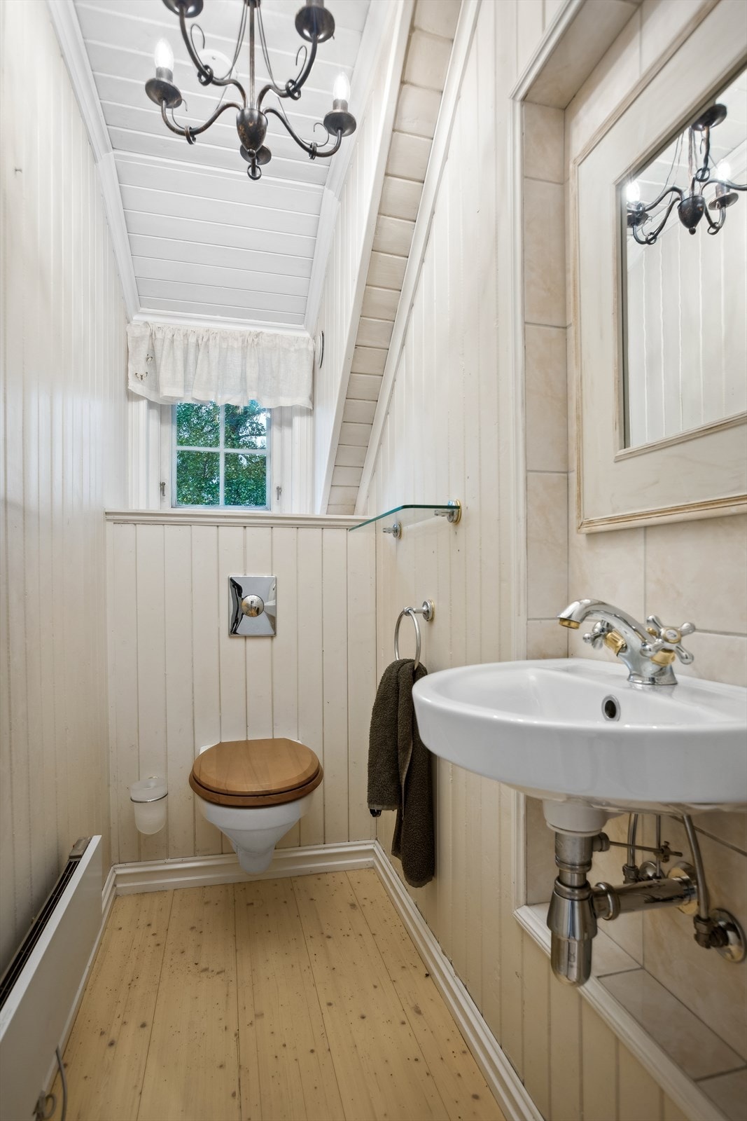 Toalettrom med wc og vask. Galleribilde