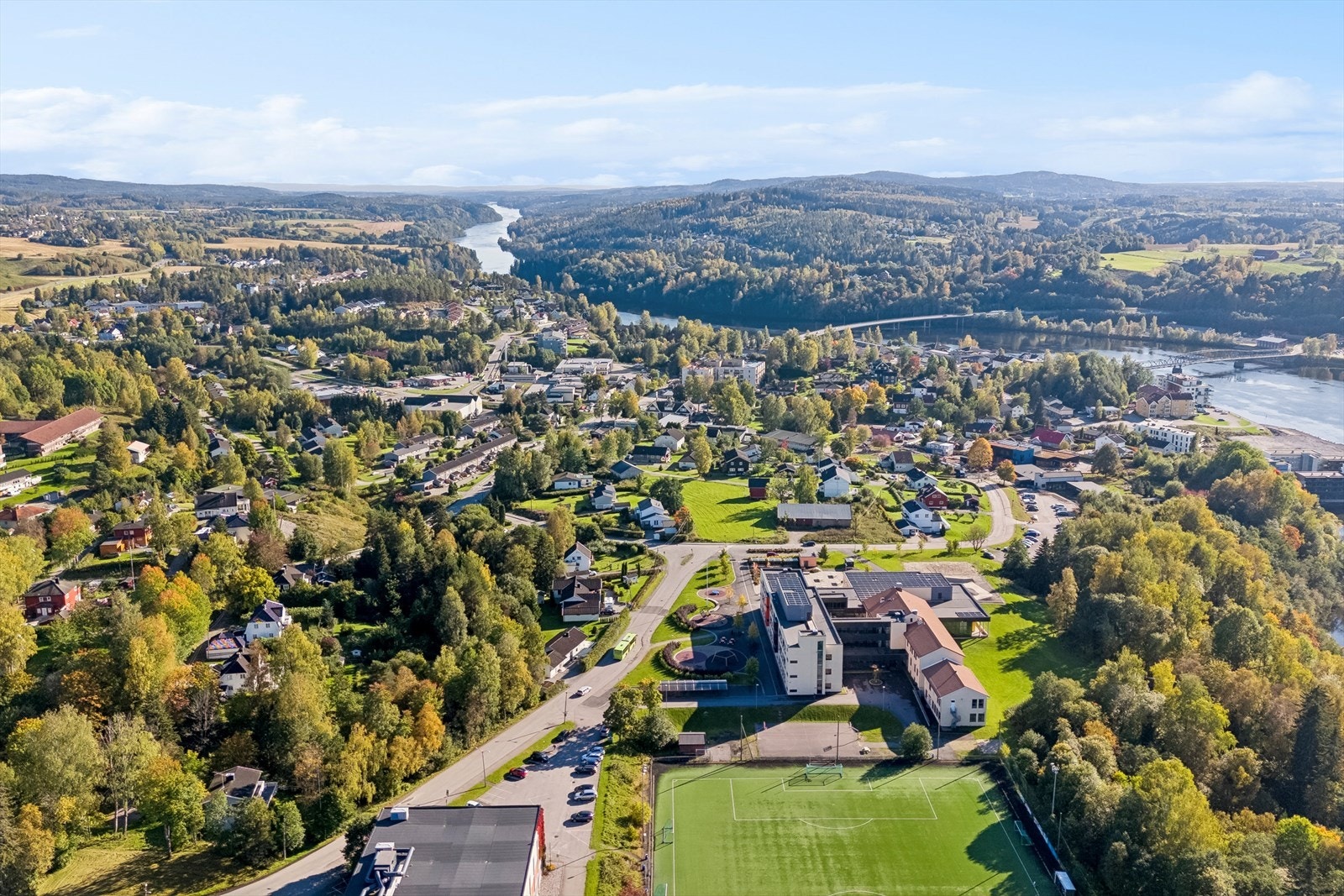 Eidsvoll kan by på en rekke fine tur- og rekreasjonsområder i skog og mark. Mistberget er et populært turmål både sommer og vinter. I tillegg finnes det flere badeplasser i Hurdalsjøen, Fløyta og Vorma. Galleribilde