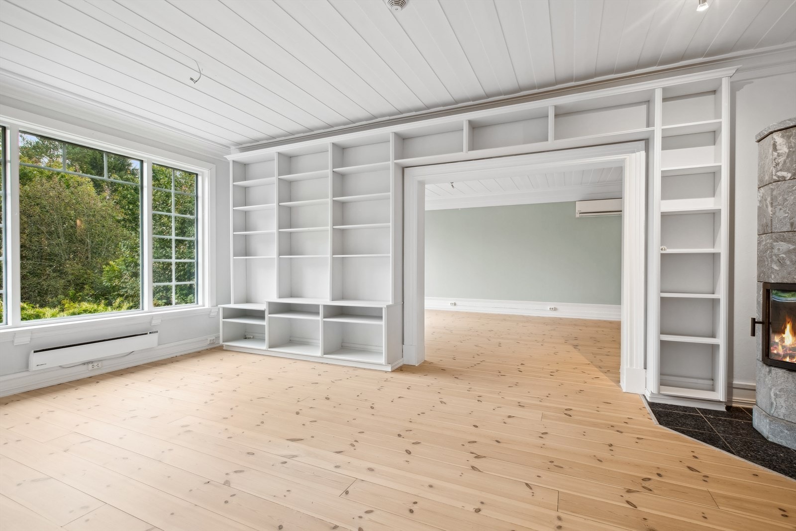Bibliotek med ildsted. Galleribilde