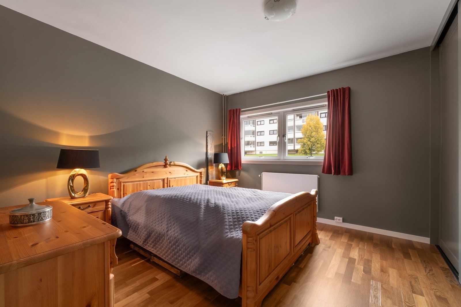 De to soverommene er pusset opp i 2022 og har malte slette veggflater og gulvet er dekket med parkett, som tilfører varme og stil. Oppvarming via fjernvarme tilknyttet radiator under vinduet. Galleribilde