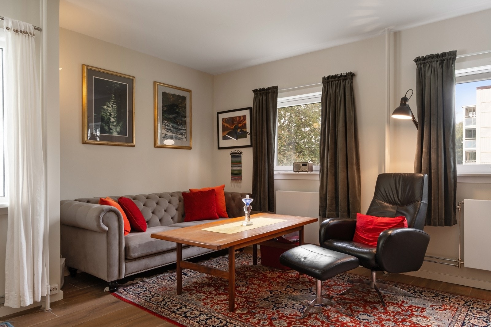 Det gjøres oppmerksom på at leiligheten opprinnelig er godkjent som en 4-roms med et ekstra soverom i innerste del av stuen. Ved ønske om et tredje soverom kan dette med relativt enkle grep tilbakestilles. Galleribilde