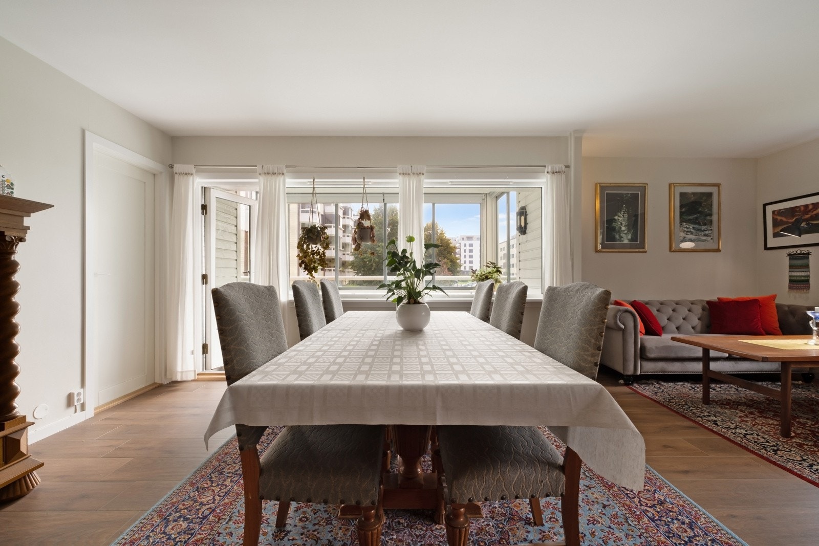 Spisestuen innbyr til hyggelige måltider med familie og venner. Galleribilde