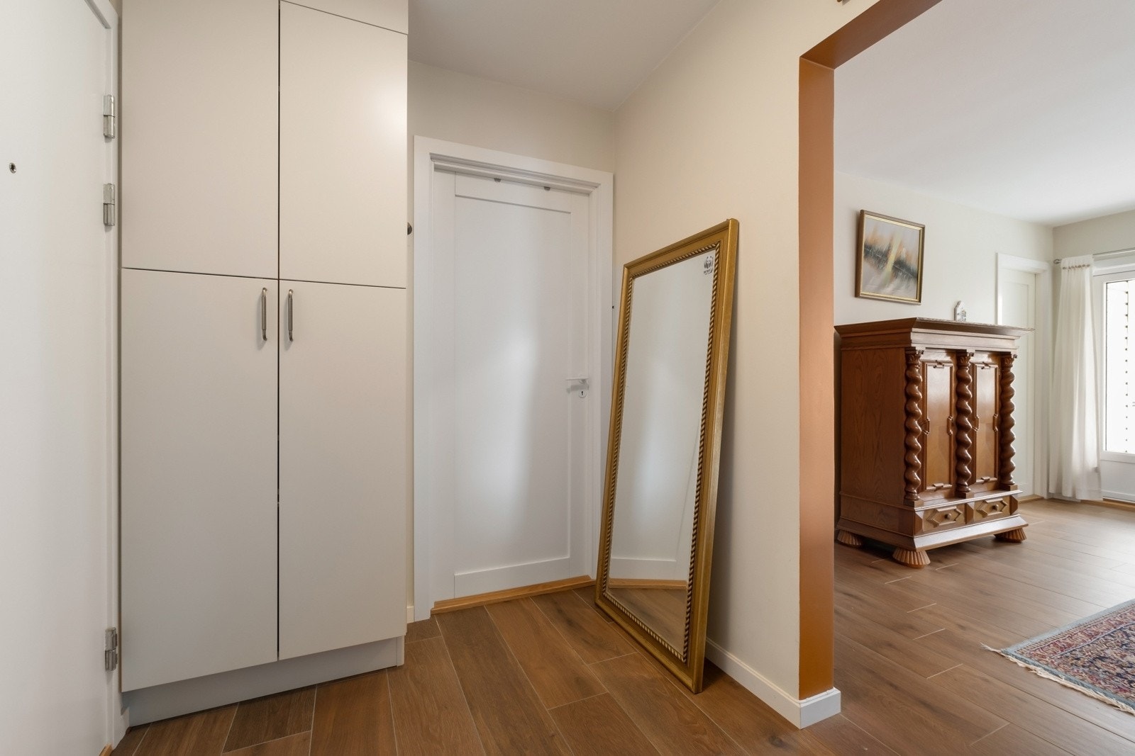 Innbydende entre/gang med fliser på gulvet. Rommet ble pusset opp i 2022 og har malte slette veggflater som gir et moderne preg. I tillegg er det et praktisk garderobeskap som gir god oppbevaringsplass og bidrar til en ryddig og funksjonell inngang. Galleribilde