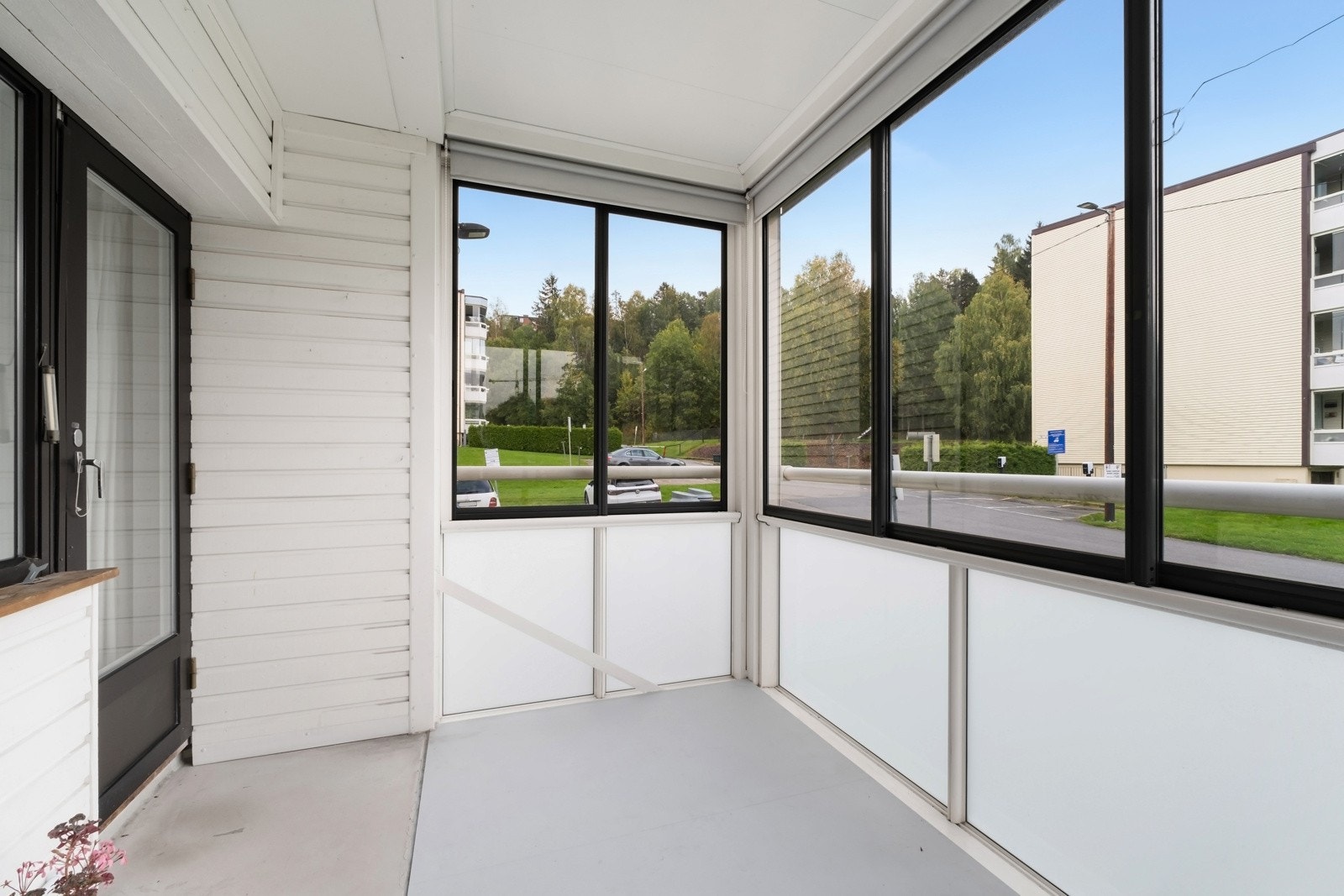 Her er det utgang til en innglasset balkong med nydelig utsyn, perfekt for å nyte omgivelsene. Galleribilde