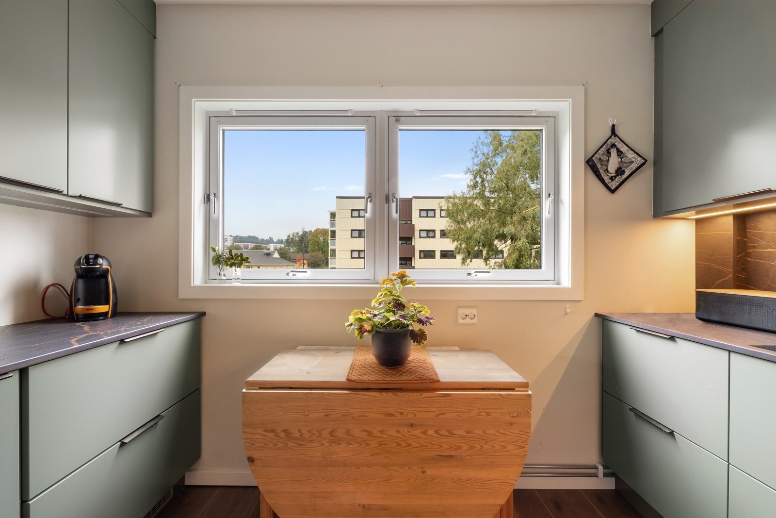 Alle hvitevarer, inkludert stekeovn, platetopp, kjøl/frys og oppvaskmaskin, er integrert for en sømløs løsning. Belysning under overskapene skaper et innbydende arbeidsmiljø, mens komfyrvakten over koketoppen gir ekstra sikkerhet. Galleribilde