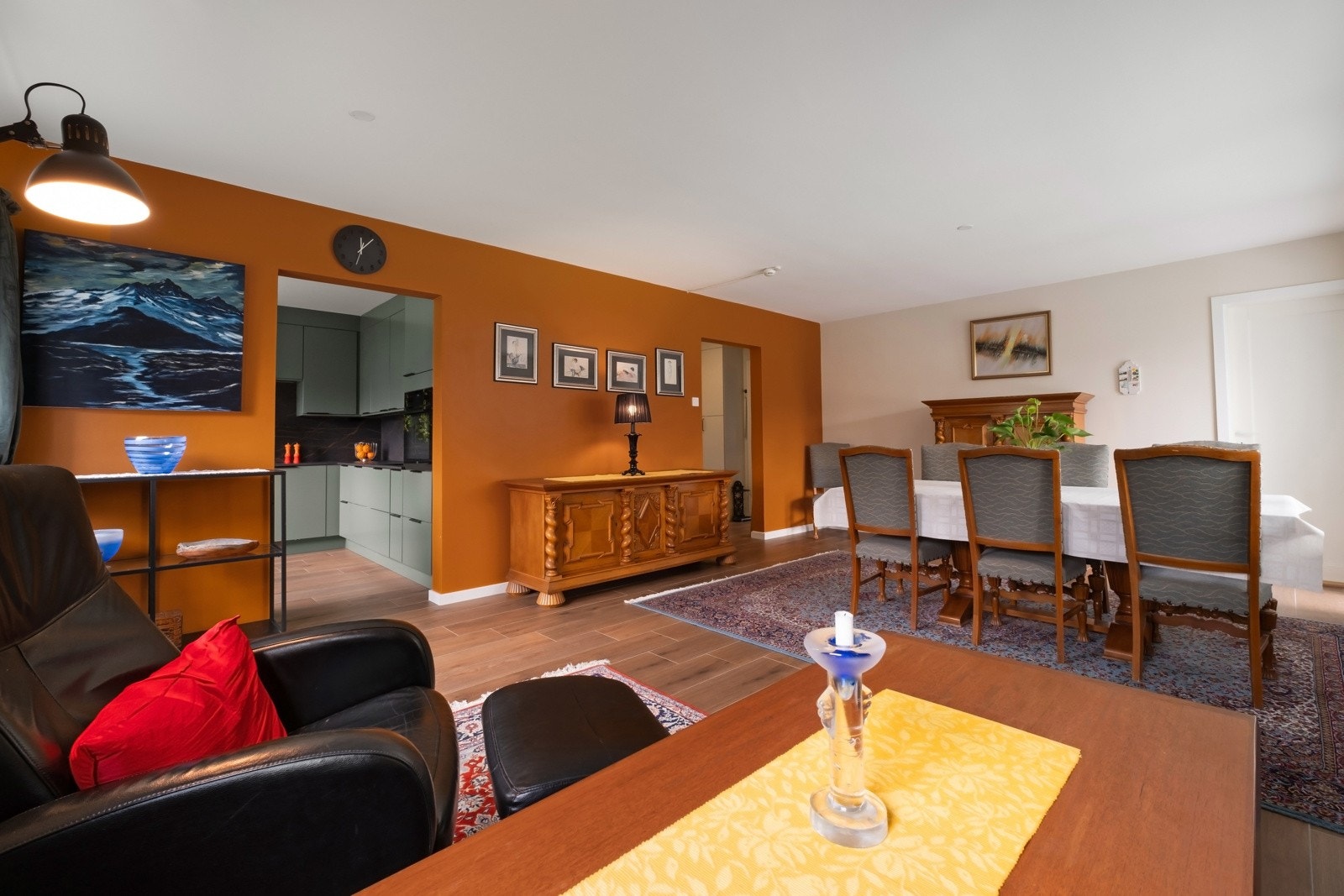 Lys, luftig og åpen planløsning. Galleribilde