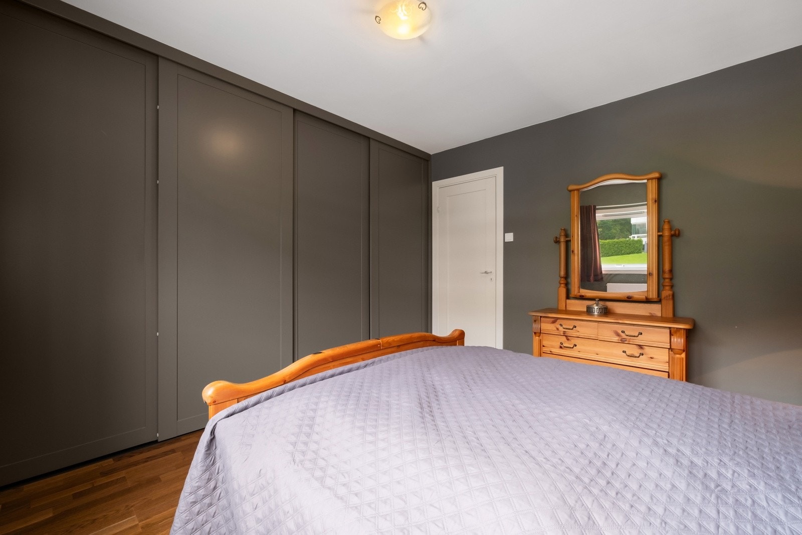 Det er bygget inn en praktisk skyvedørsgarderobe på hovedsoverommet. Galleribilde