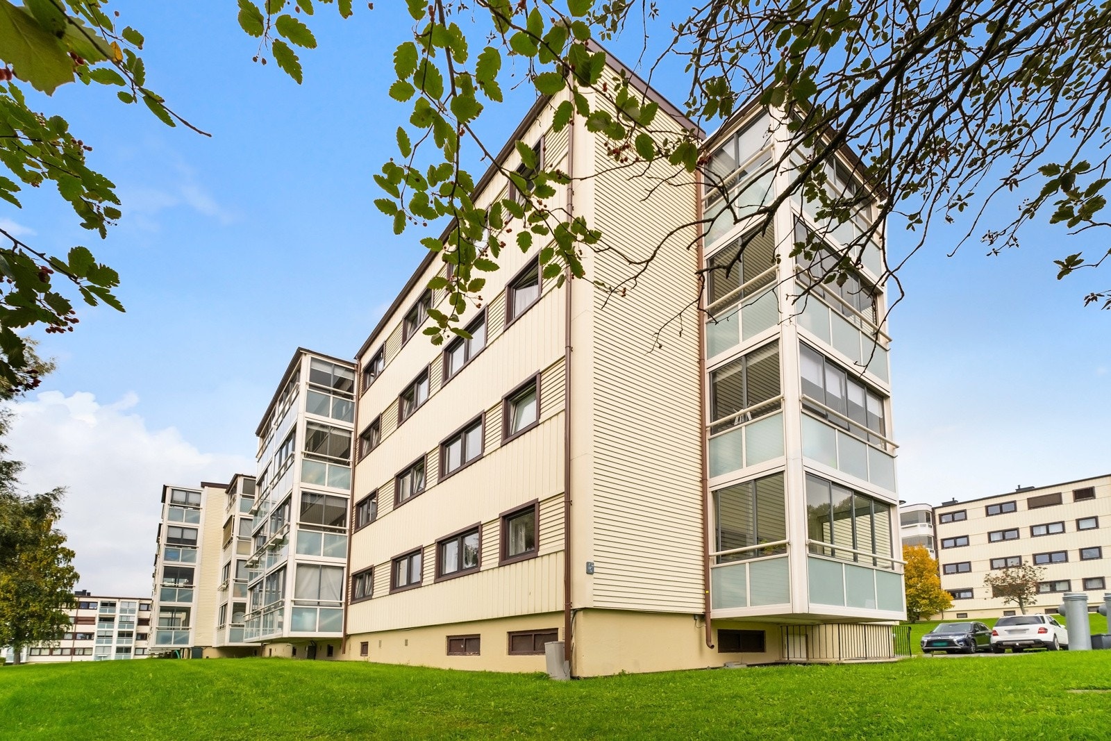 Leiligheten har en god intern beliggenhet i byggets 1.etasje med kun en liten trapp opp. Galleribilde