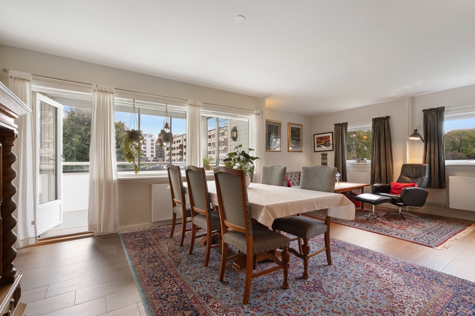 Stuen tilbyr god plass til både sofaløsning og spisestue, og de store vindusflatene i flere himmelretninger gir rikelig med naturlig lys. Galleribilde