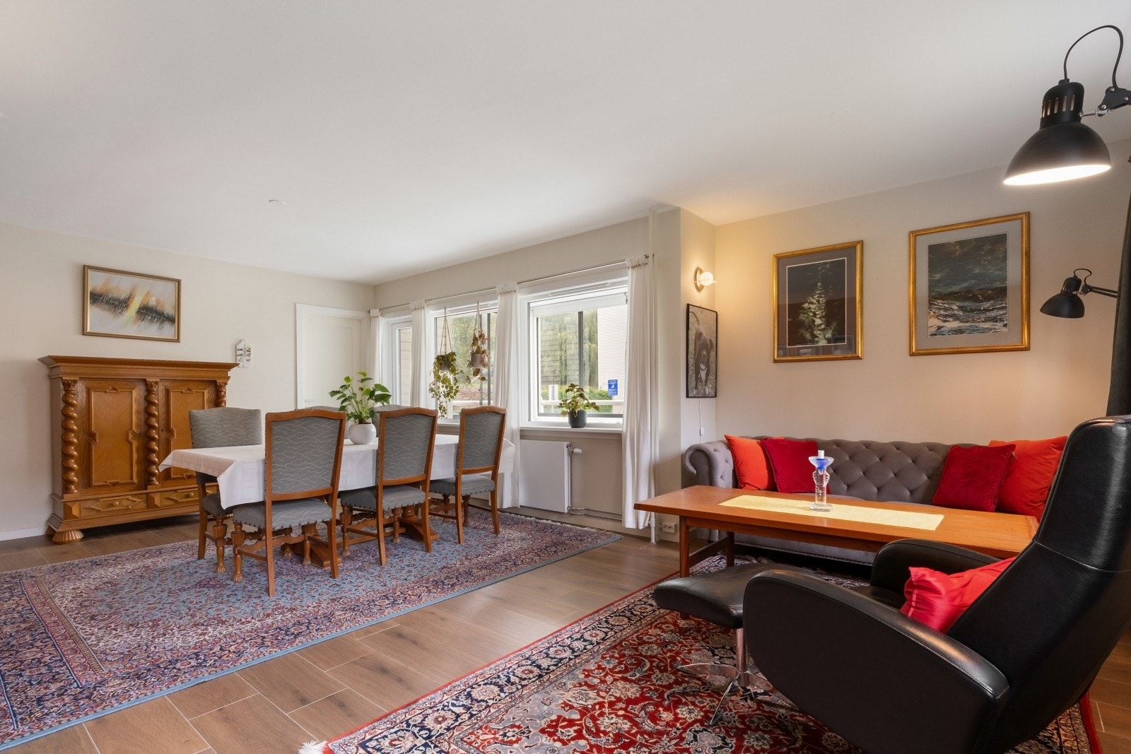 Oppvarmingen skjer via fjernvarme tilknyttet radiatorer under vinduene, som ble byttet ut i 2020. Kostnaden for fjernvarme er inkludert i felleskostnadene. Galleribilde