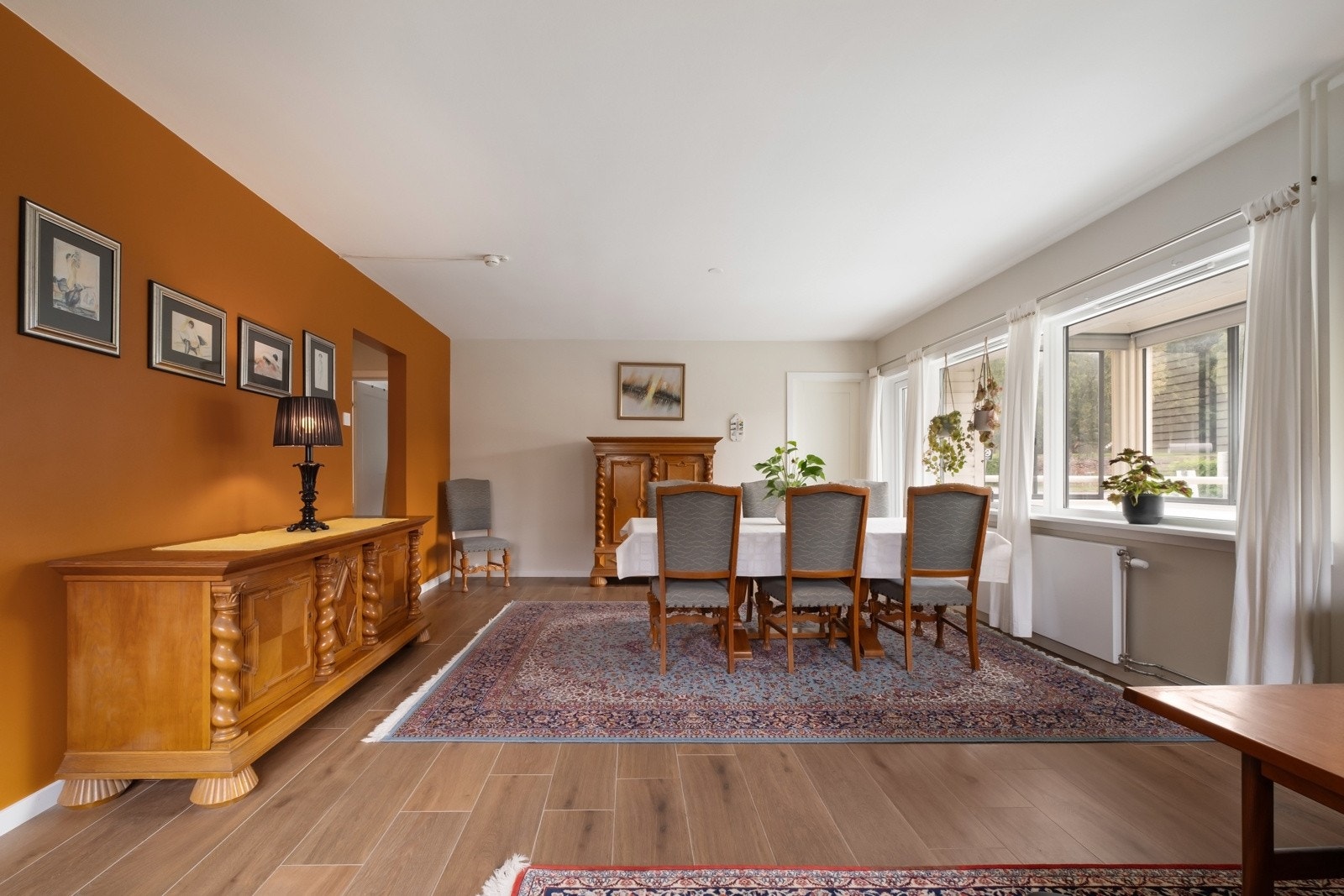 Stuen fremstår som meget innbydende med nyoppussede overflater fra 2022. Den har delikate fliser på gulvet og slette malte veggflater som gir et moderne og stilrent uttrykk. Galleribilde