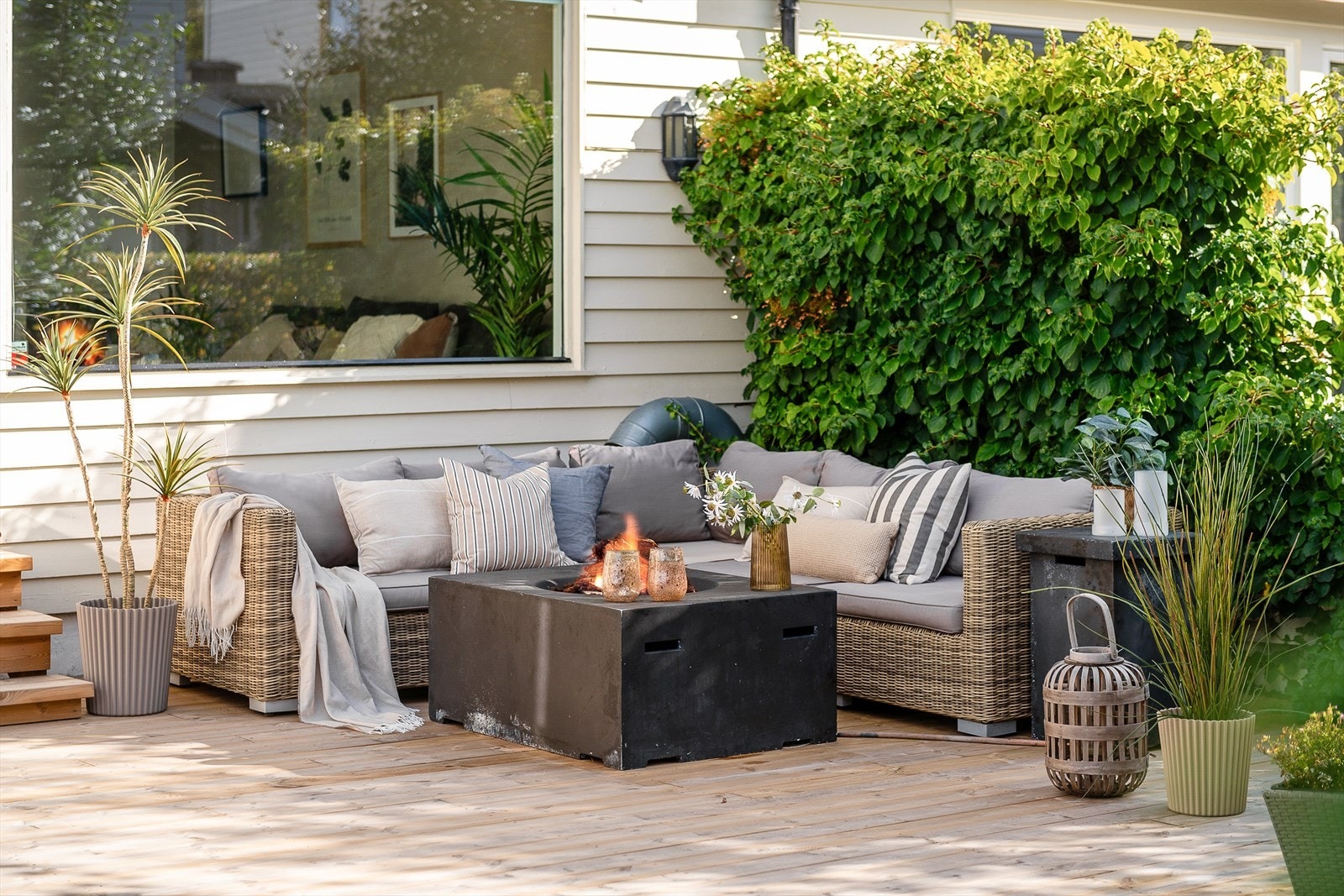 Terrassen er av god størrelse, med plass til sittegruppe, spisebord og annet ønskelig møblement. Galleribilde