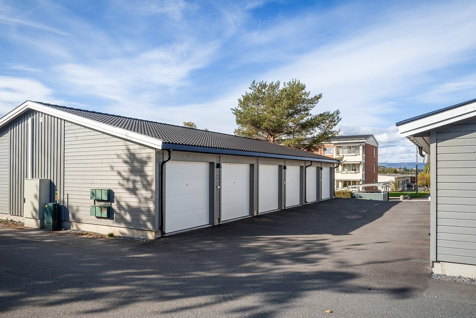 I tilknytning til boligen er det en praktisk garasjeplass. Galleribilde