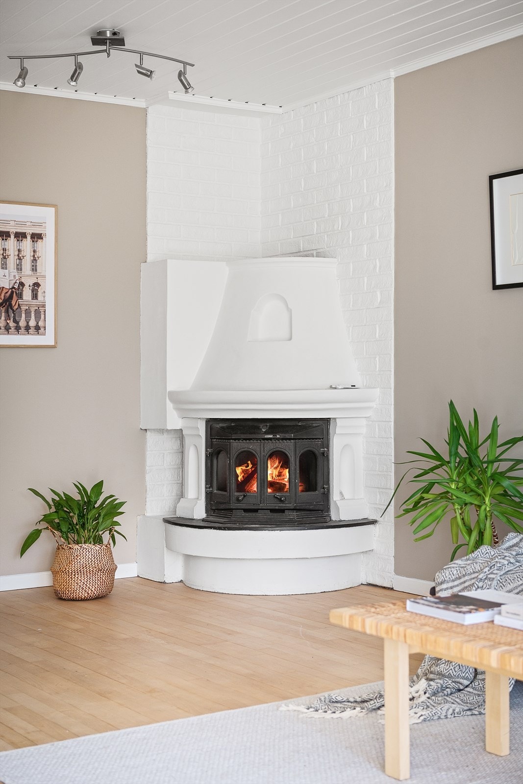 Peisen i stuen skaper en hyggelig atmosfære og kommer godt med på kjøligere dager. Galleribilde