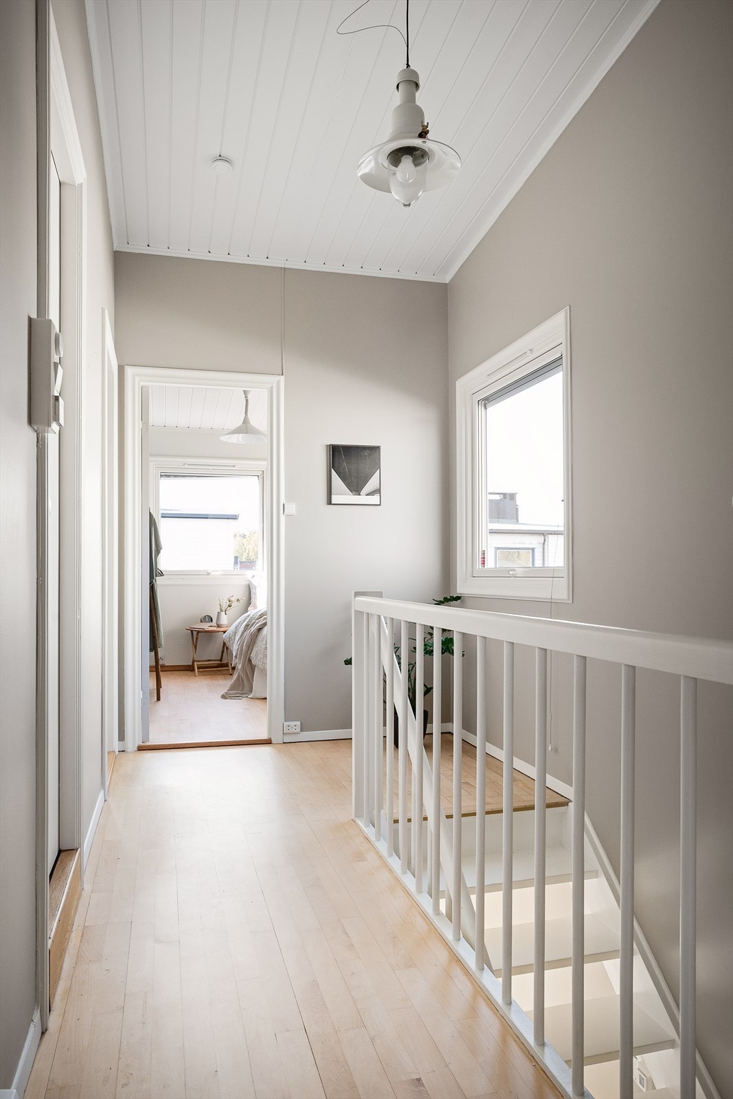 2.etasjen består av 3 romslige soverom, bad og toalettrom. Galleribilde