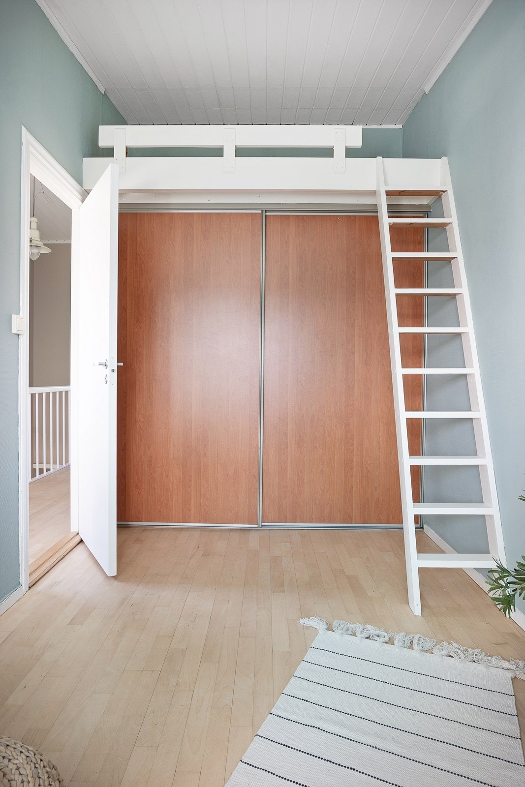 Her er det montert et praktisk garderobeskap med hems over! Galleribilde