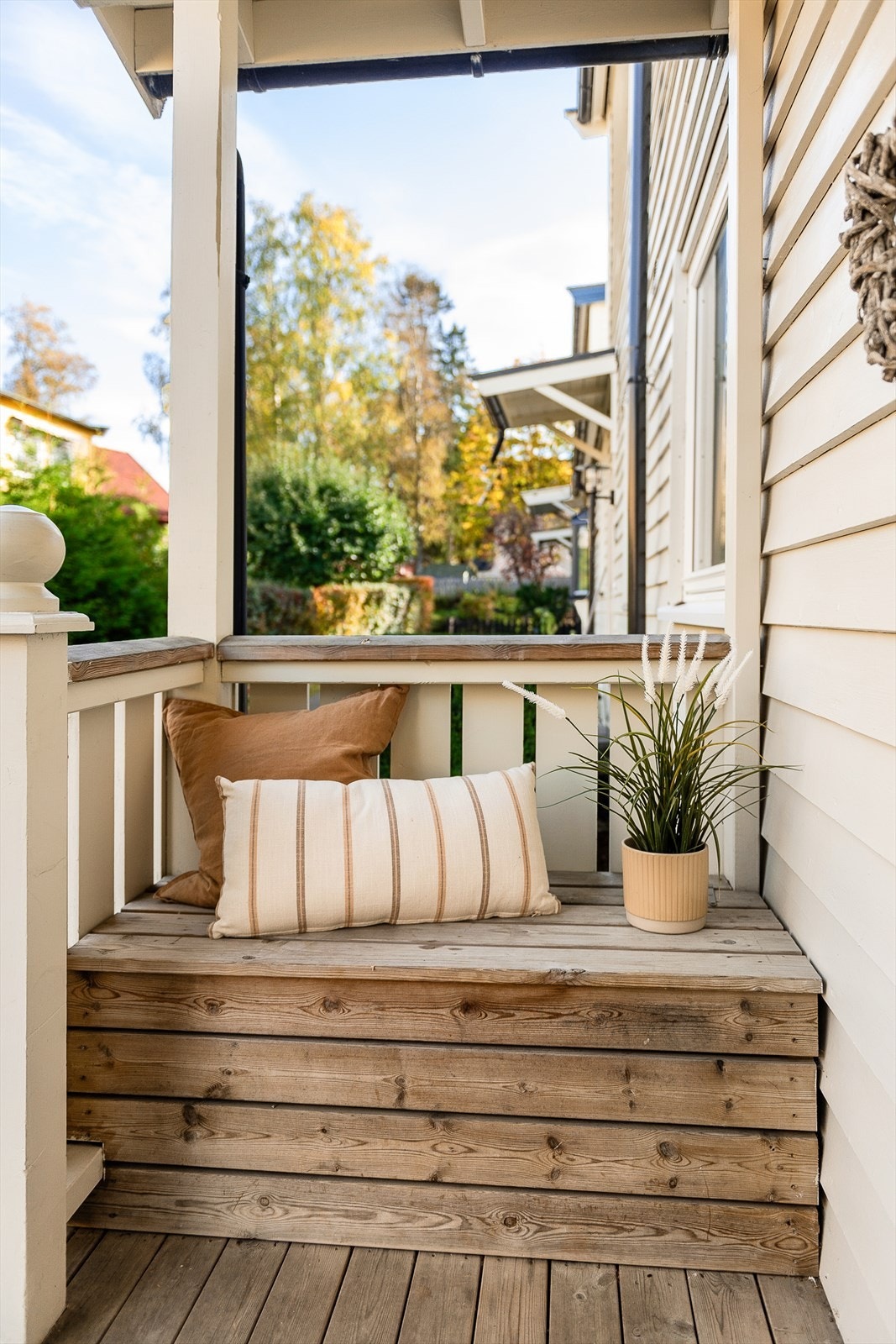 Hyggelig og pent opparbeidet benk ved inngangspartiet. Galleribilde