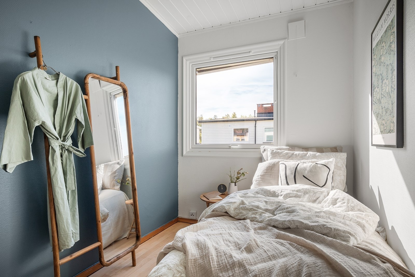 Rommet oppleves som lyst og innbydende på grunn av mye naturlig lyssinslipp! Galleribilde