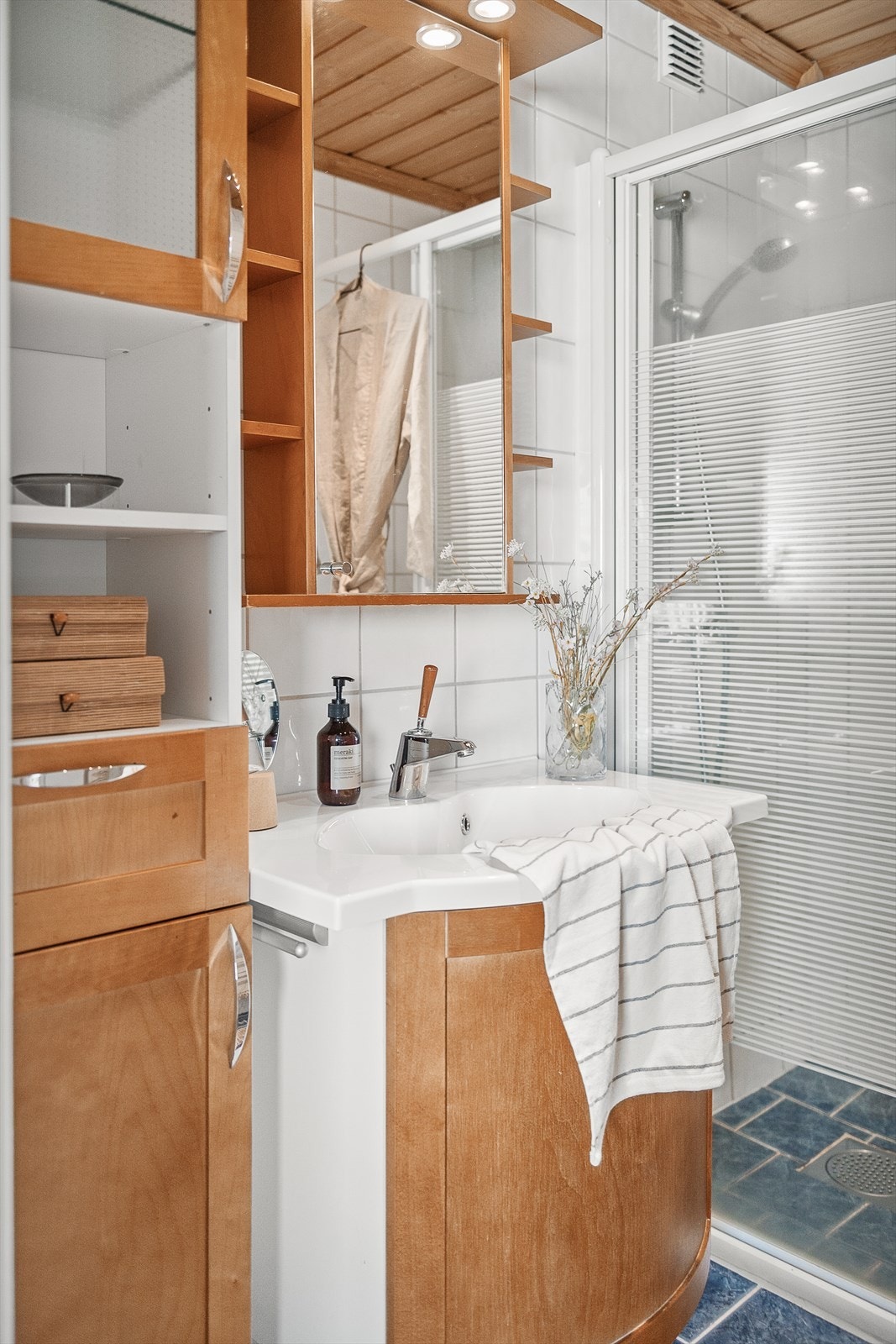 Baderom i 2. etasje er opplyst pusset opp i år 2000 og har nå passert forventet brukstid. Galleribilde