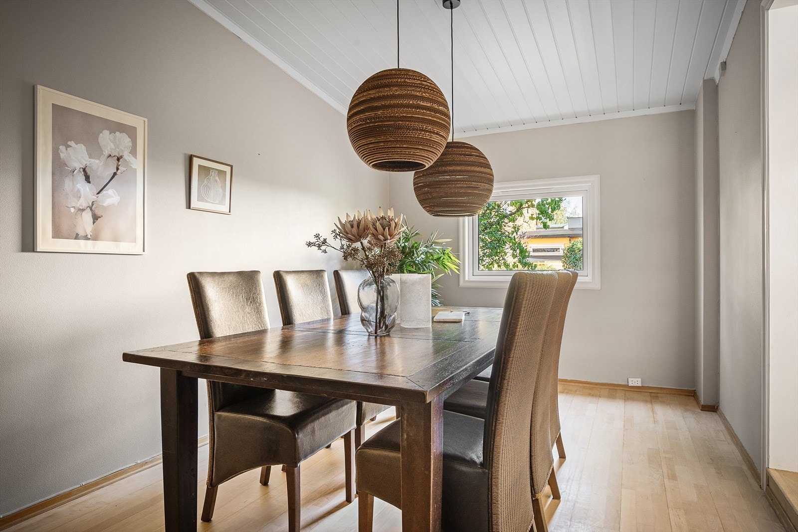 Hyggelig spisestue med god plass til et stort spisebord. Galleribilde