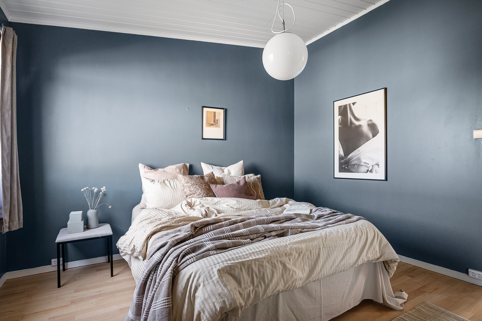 Stort og delikat soverom med god plass til dobbeltseng, tilhørende nattbord og annet ønskelig møblement. Galleribilde