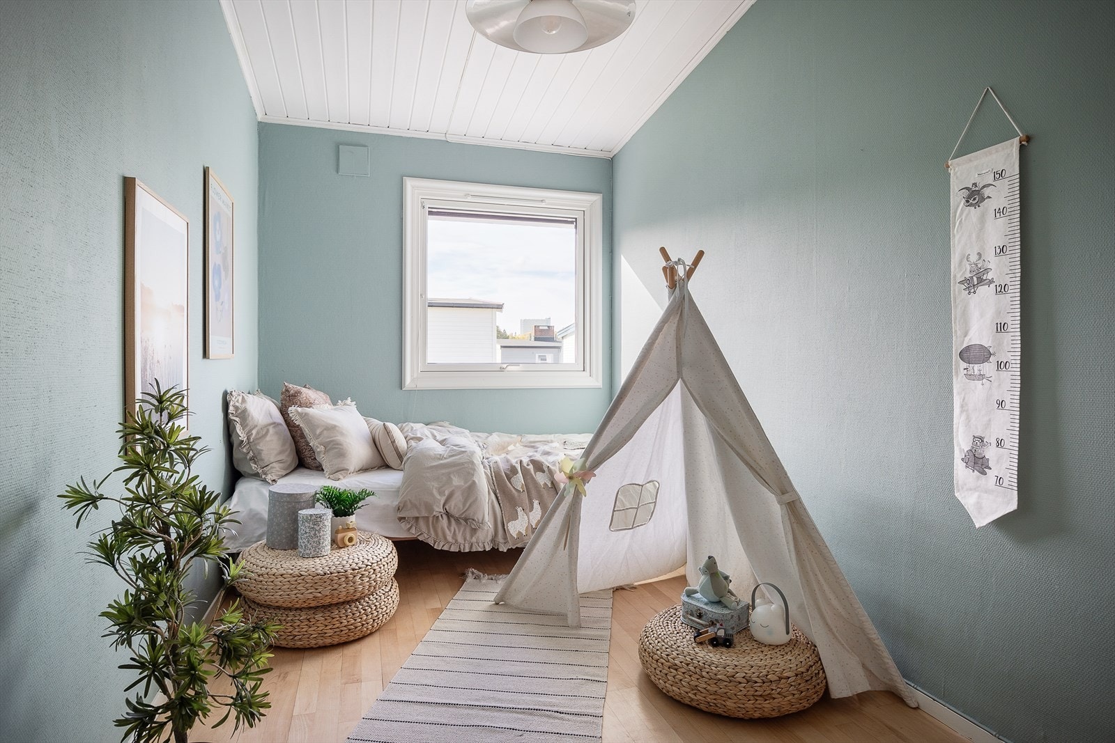 Pent soverom som har god plass til seng, nattbord og annet ønskelig møblement. Galleribilde