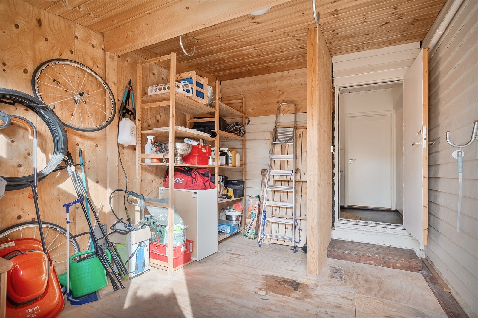 Boden er av god størrelse og bidrar godt til lagringsplass. Galleribilde