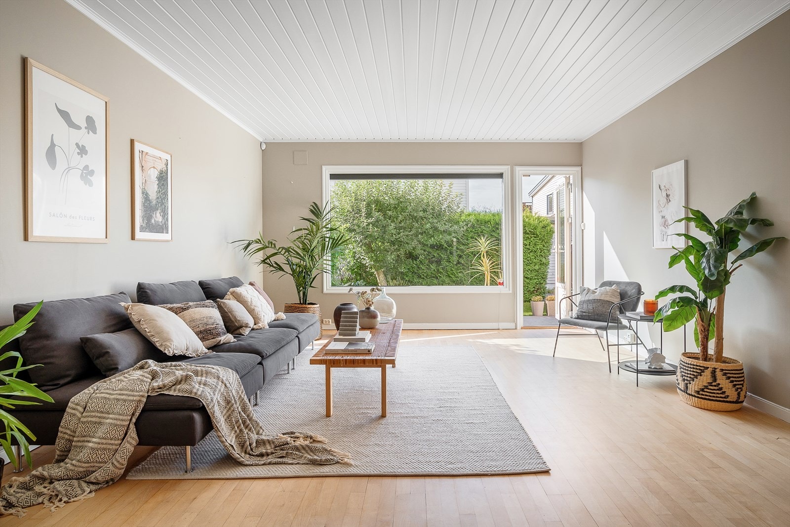 Innbydende og lys stue med direkte adkomst til en stor solrik terrasse og hage. Galleribilde