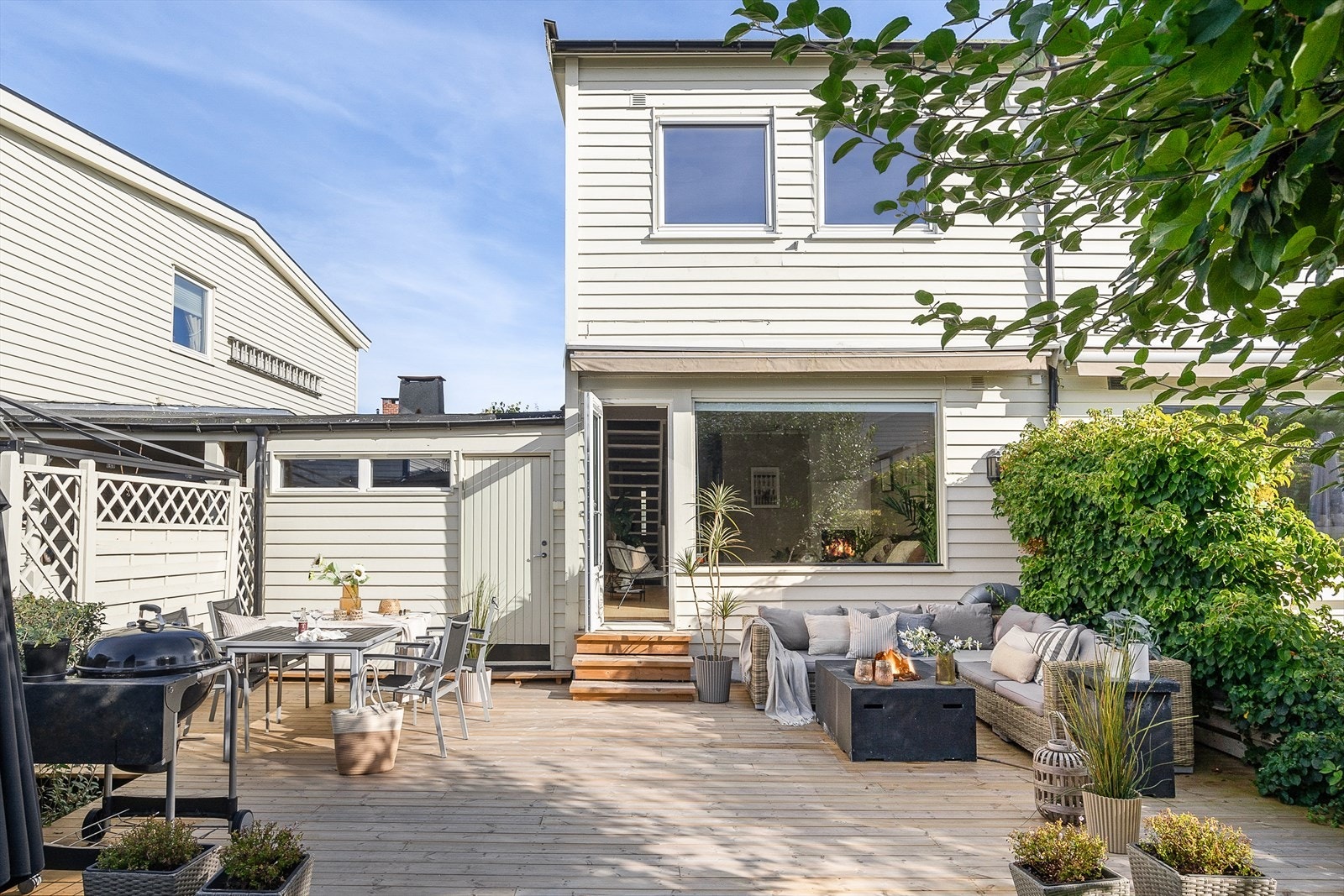 Koselig uteområde med en terrasse på hele 35kvm og gode solforhold. Galleribilde