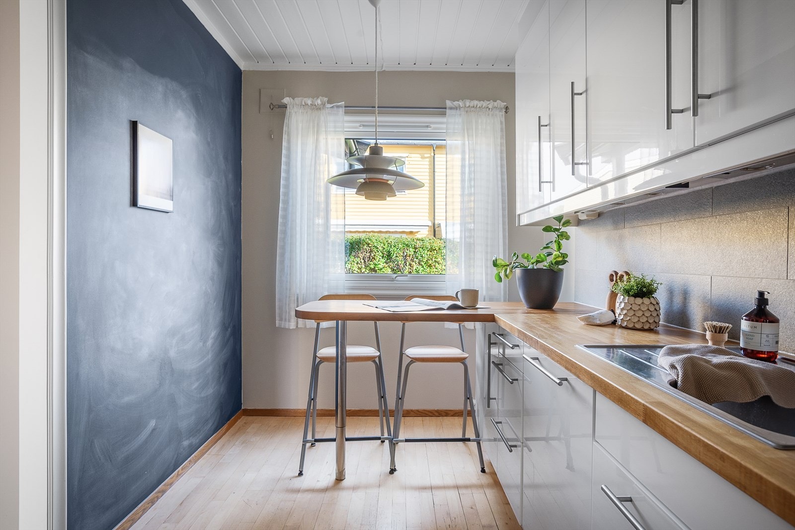 Ved vinduet har man en hyggelig kjøkkenøy hvor man kan nyte morgenkaffen. Galleribilde