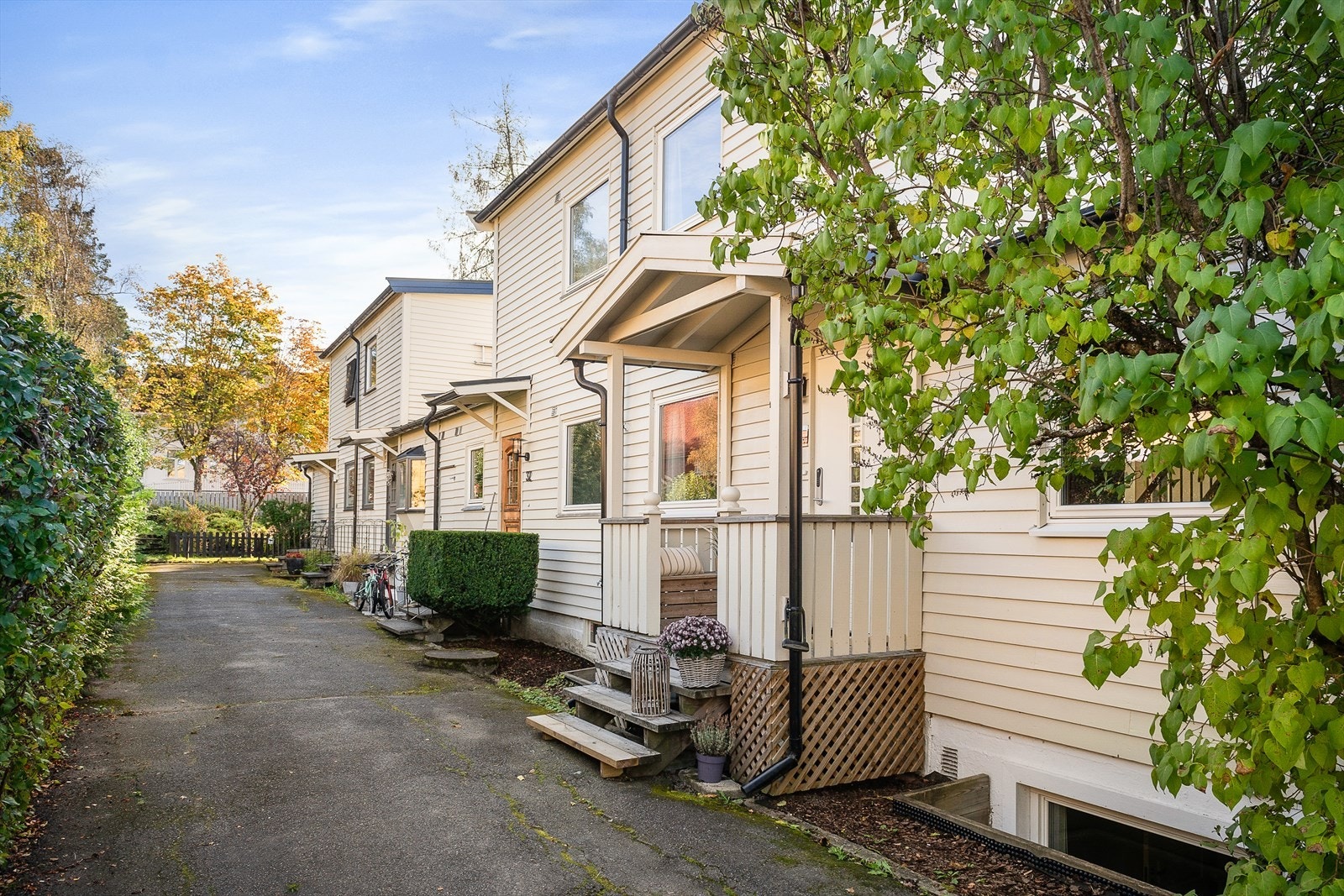 Rolig og hyggelig rundt boligen, med bilfrie internveier. Galleribilde