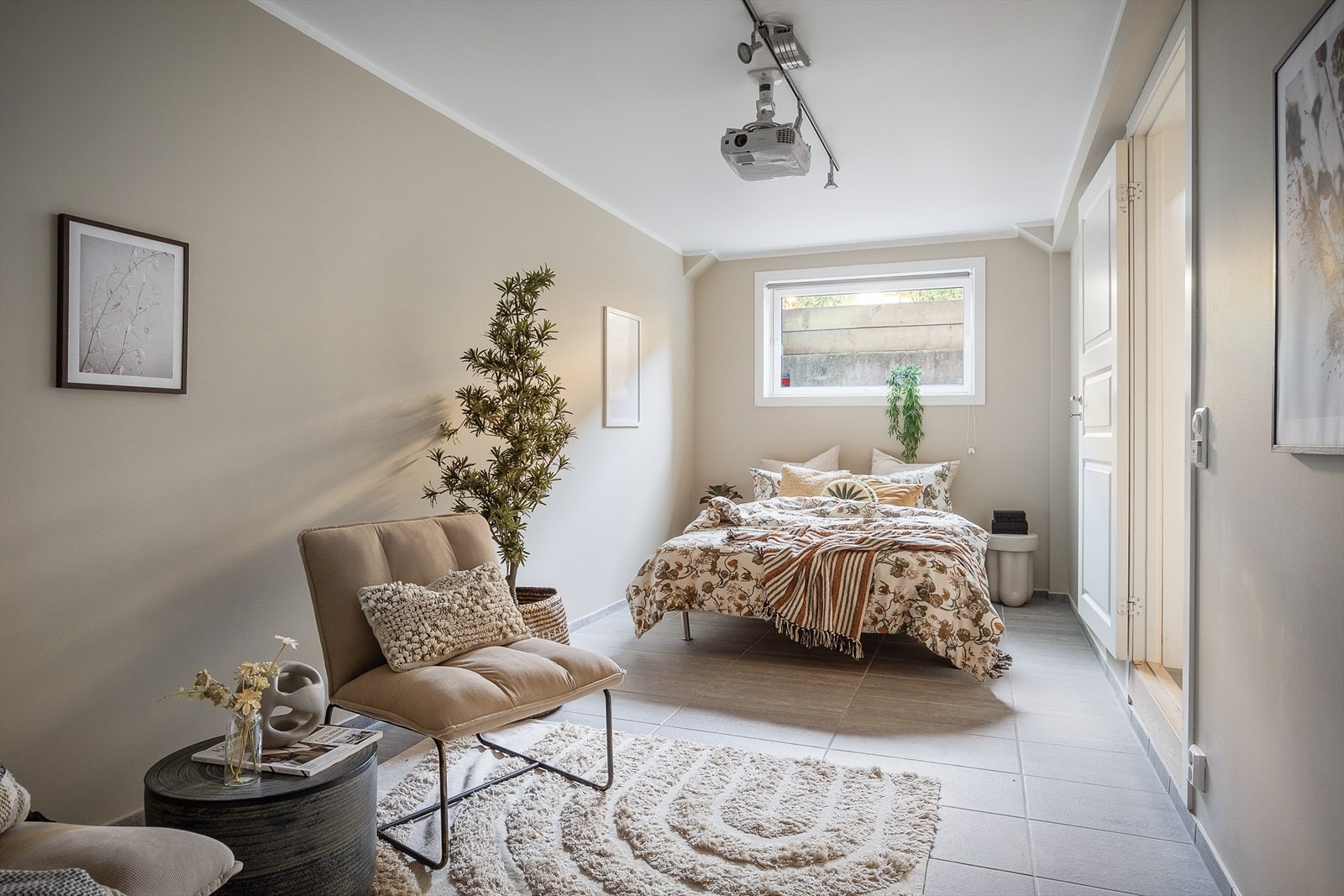 Her er det et stort soverom som også kan gjøres om til en kjellerstue. Galleribilde