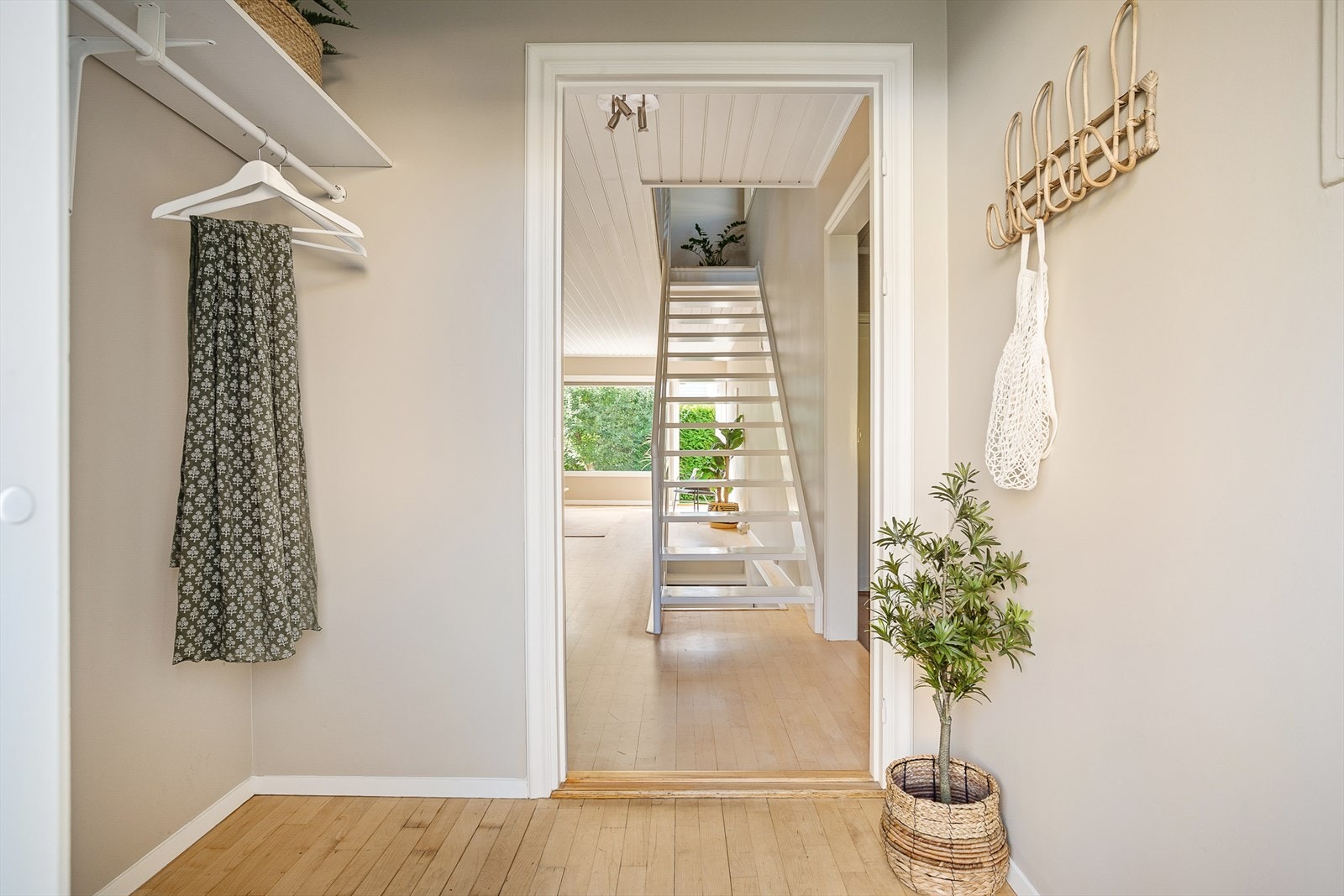 Fra entréen får man et lyst og delikat inntrykk av boligen. Galleribilde