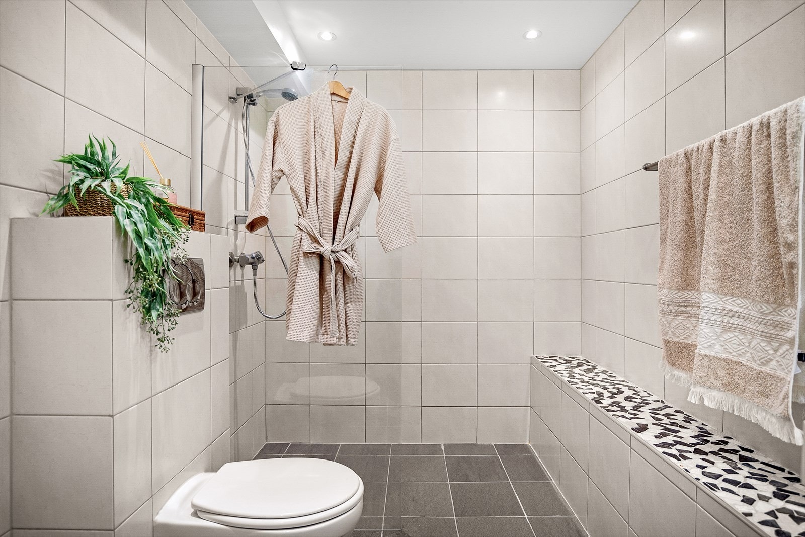 Pent og delikat flislagt bad. Galleribilde