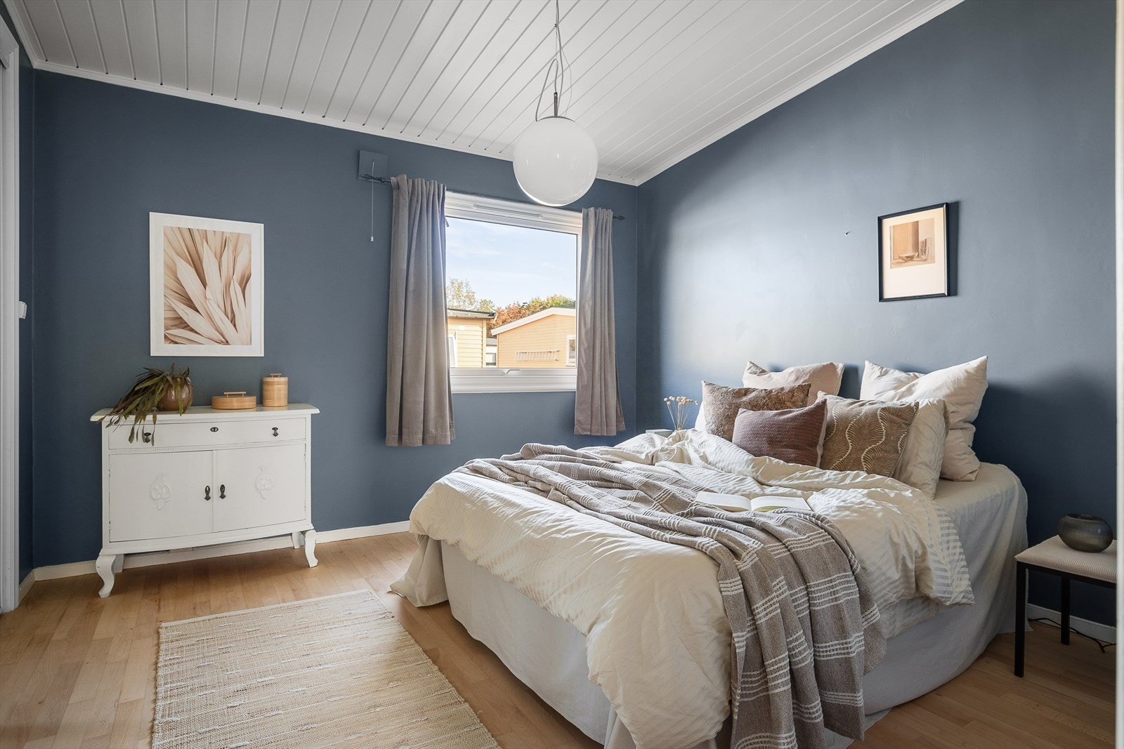 Hovedsoverommet er lyst og trivelig malt i en lun og tidsriktig farge. Galleribilde