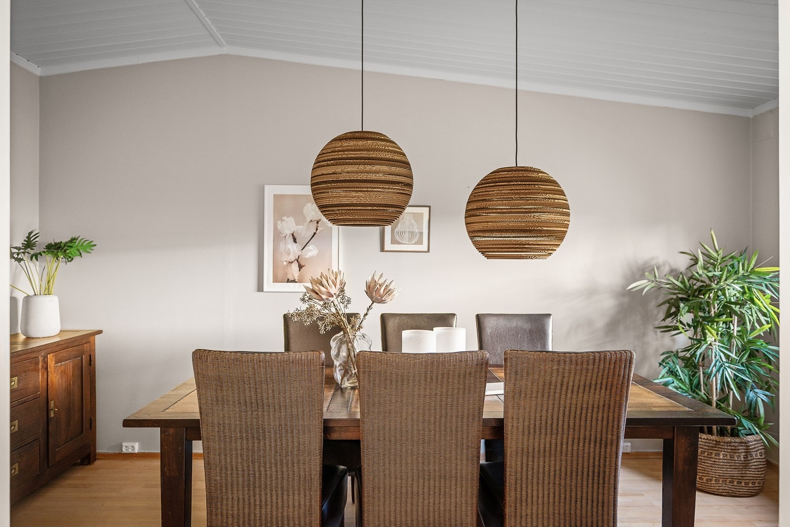 Spisestuen er lys og innbydende og befinner seg på andre siden av gangen fra kjøkkenet. Galleribilde