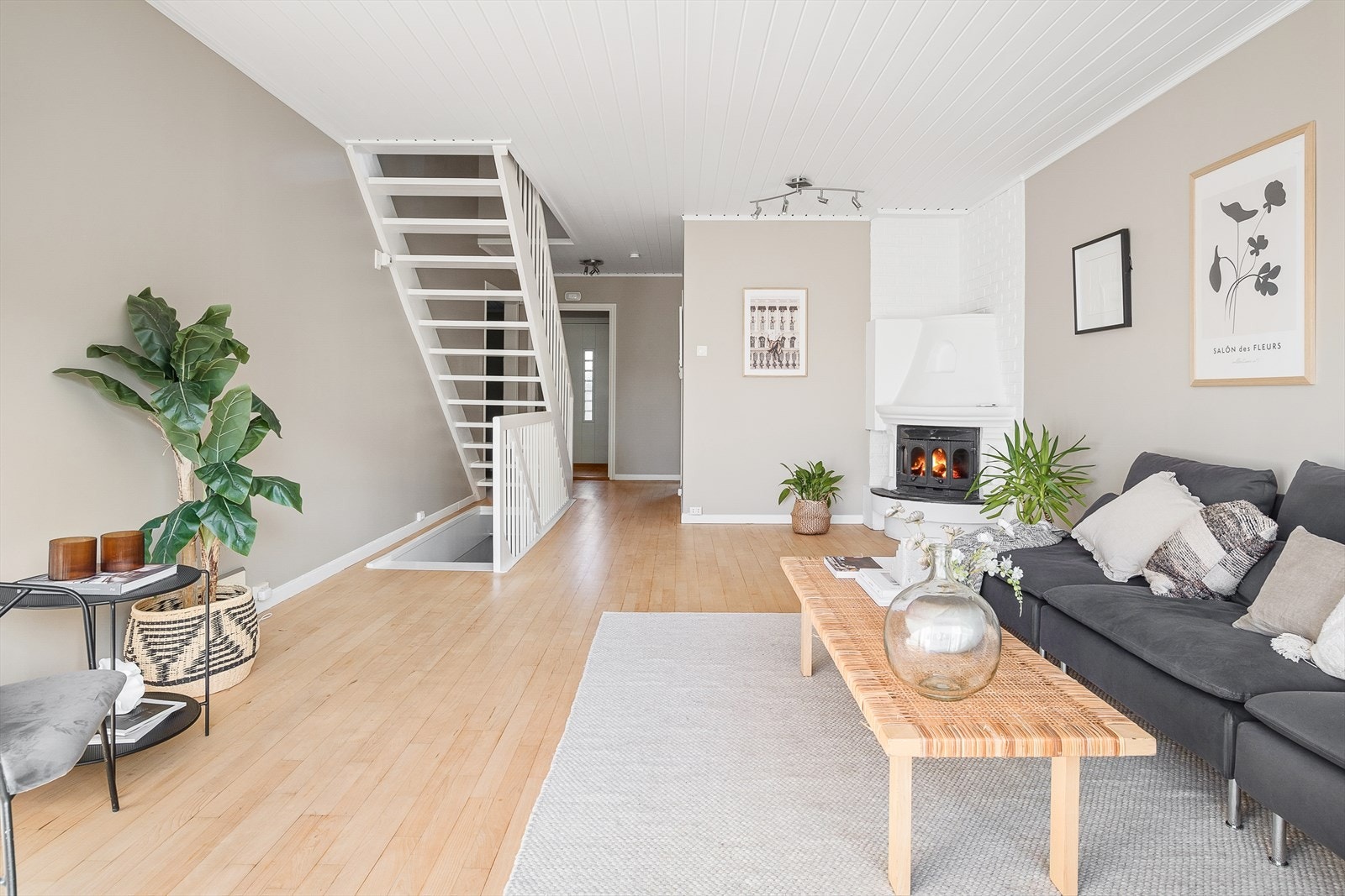 Stuen har store vindusflater som slipper inn rikelig mengder med naturlig lys inn i rommet. Galleribilde