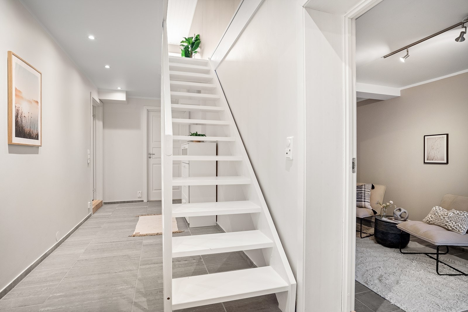 Moderne underetasje bestående av 2 soverom, bad og teknisk rom. Galleribilde