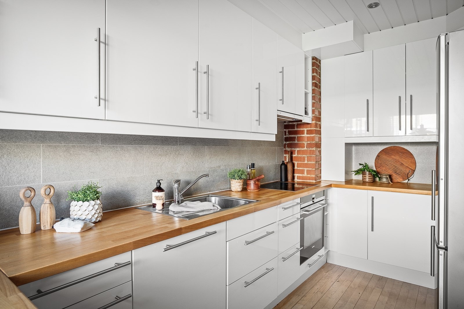 Boligen har et pent separat kjøkken med mye skap- og benkeplass. Galleribilde