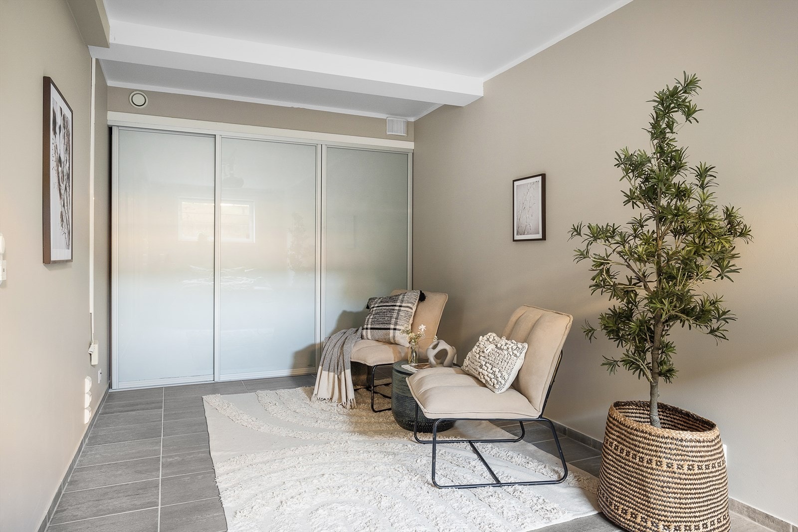 Praktisk garderobeskap som gir gode muligheter for oppbevaring. Galleribilde