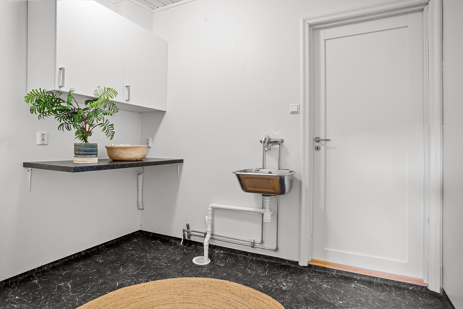 Første etasjen har i tillegg et praktisk vaskerom. Galleribilde