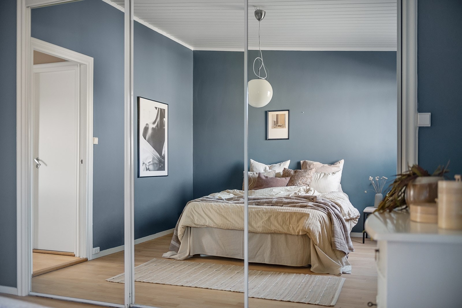 Her er det montert et praktisk garderobeskap som bidrar til gode oppbevaringsmuligheter. Galleribilde