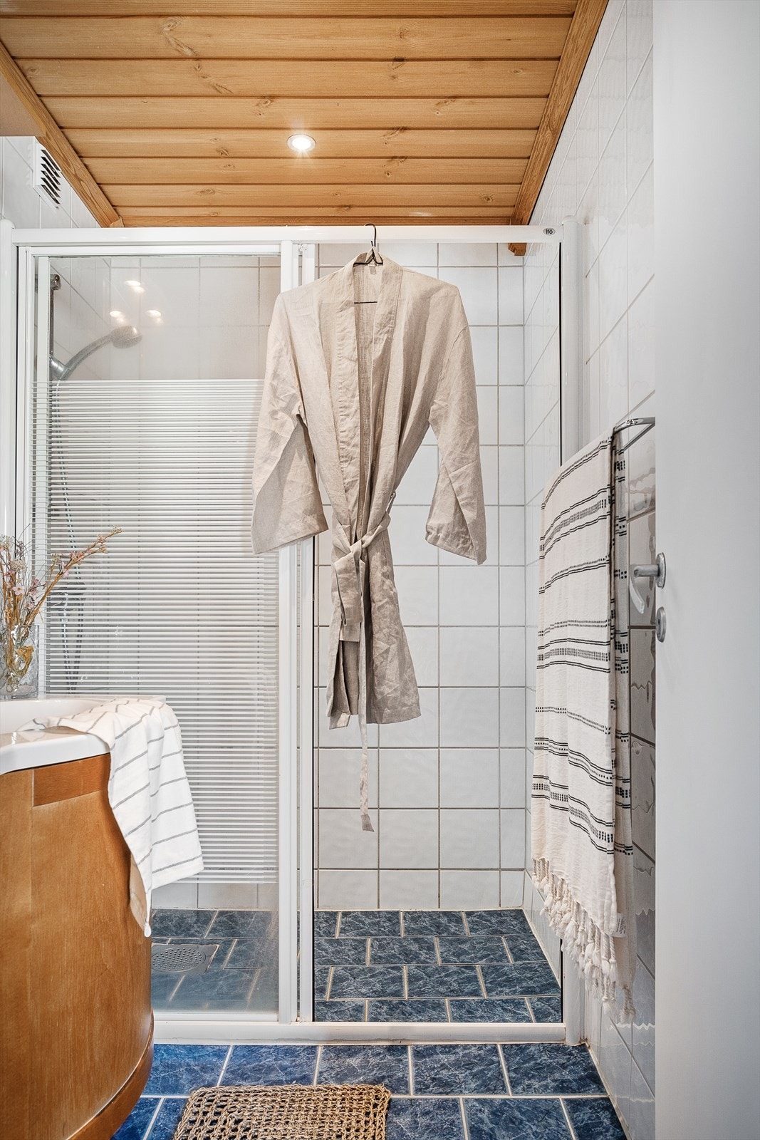 Pen flislagt bad med elektriske varmekabler i gulvet. Galleribilde