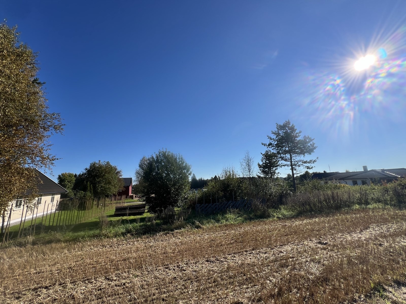 Tomten er på ca. 1147 kvm og grenser mot en landbrukseiendom på en side. Rolig og barnevennlig! Galleribilde