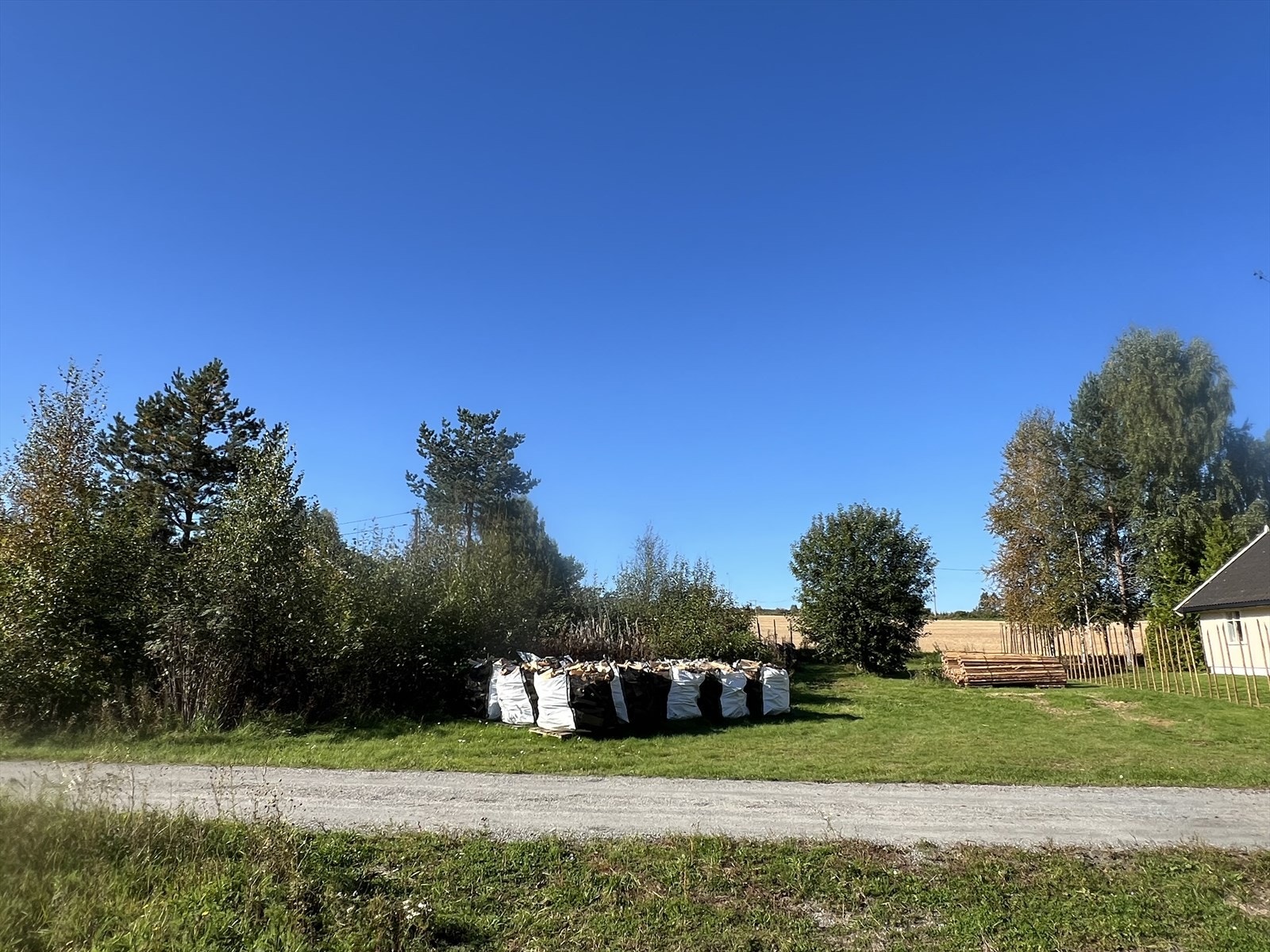 Eiendommen ligger i en rolig blindvei, og har adkomst via Sandliveien. Galleribilde