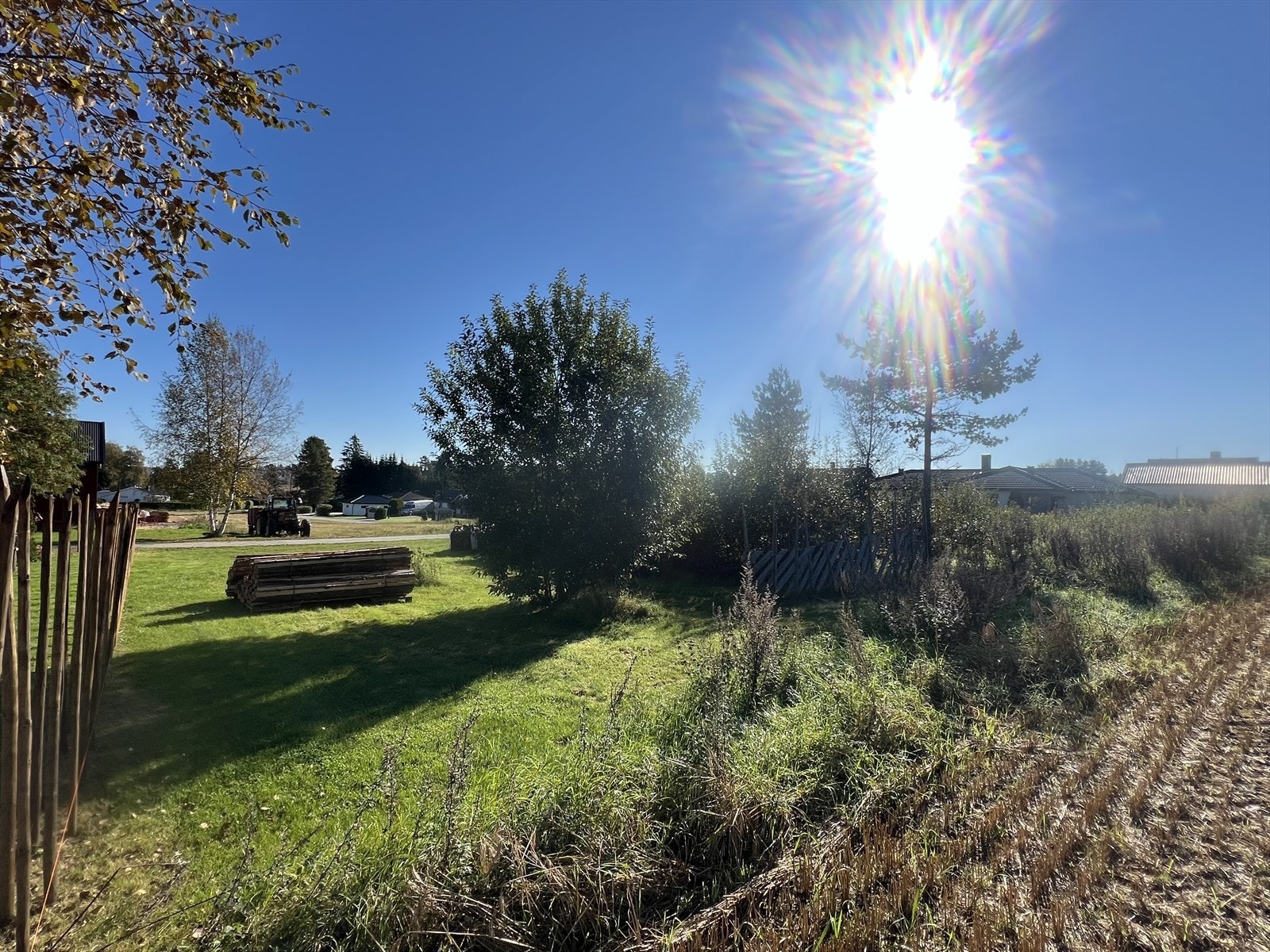 Tomten er flat og har meget gode solforhold. Galleribilde