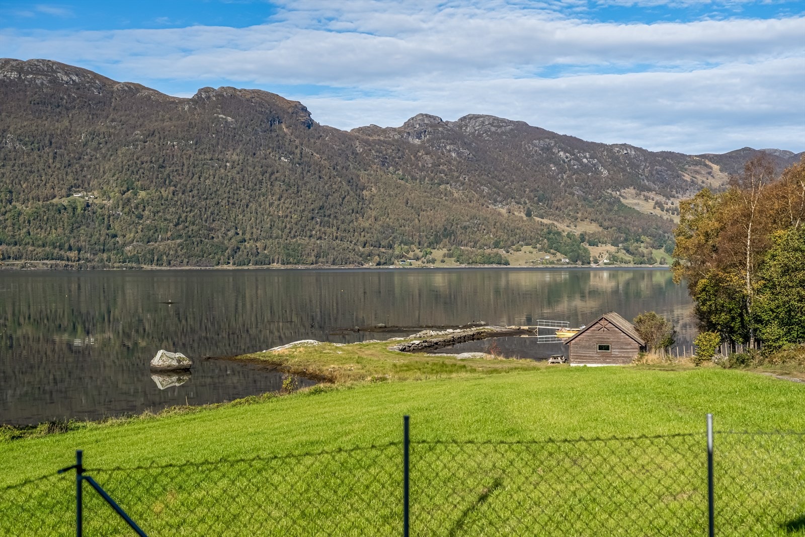 Utsikt mot båtplass/fjorden Galleribilde