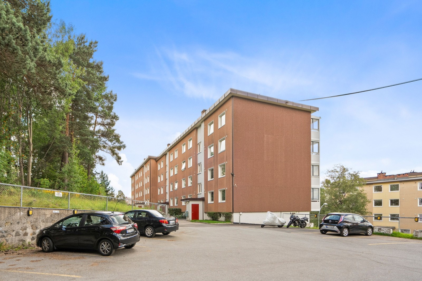 Borettslaget har to garasjeanlegg med totalt 73 garasjer og 148 parkeringsplasser for utleie. Det er relativt kort venteliste pr. 04.10.2024. Det skal installeres ladere på alle p-plassene. Galleribilde