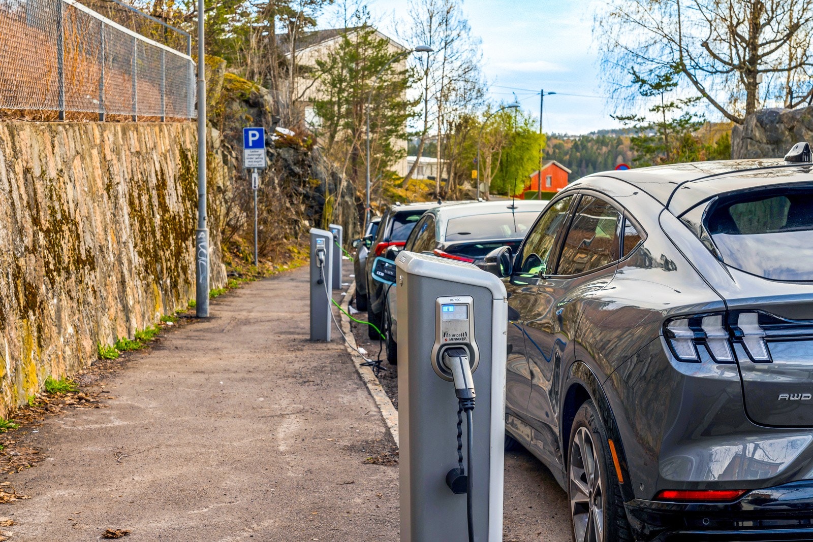 Det er 8 kommunale ladeplasser i Mekanikerveien, hvor man kan lade el-biler. Galleribilde
